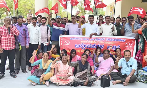 Karnataka : ट्रेड यूनियन के सदस्यों ने लेबर कानून वापस लेने की मांग की