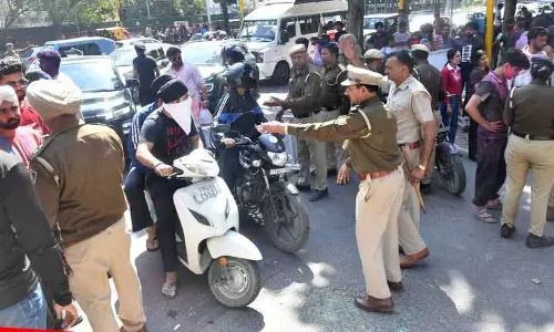 Chandigarh में कड़ी सुरक्षा, पाबंदियों के बीच लोग होली मना रहे हैं
