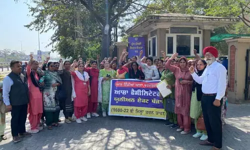 Asha वर्कर्स ने विरोध प्रदर्शन किया, डीसी को मांगें सौंपीं