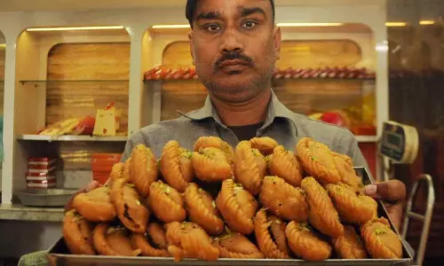 Amritsar: बिना रंगों के गुझिया और ठंडाई के साथ होली मनाएं