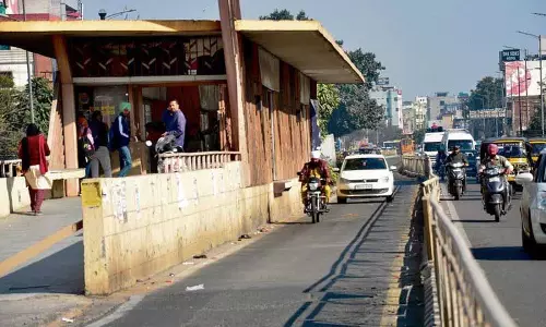अमृतसर के BRTS कॉरिडोर में ट्रैफिक नियम तोड़ने पर पुलिस ने गाड़ी चलाने वालों का चालान काटा अमृतसर के BRTS कॉरिडोर में ट्रैफिक नियम तोड़ने पर पुलिस ने गाड़ी चलाने वालों का चालान काटा
