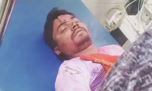 होली की खुशियां मातम में बदली: रामचंद्रपुर में कार पेड़ से टकराई, युवक की मौत