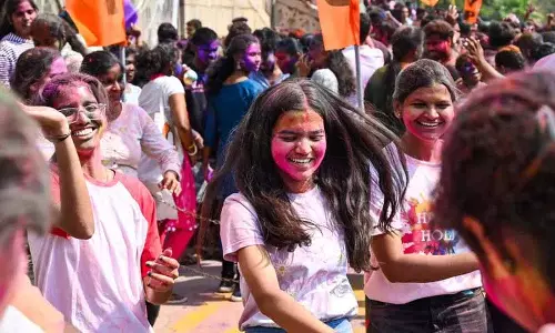 Telangana होली के रंगों में डूबा
