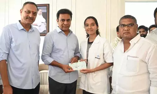 KTR ने 16 एमबीबीएस छात्रों को चेक वितरित किए KTR ने 16 एमबीबीएस छात्रों को चेक वितरित किए