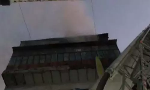 सदर बाजार इलाके के इमारत में भीषण आग, दमकल की टीमें मौके पर सदर बाजार इलाके के इमारत में भीषण आग, दमकल की टीमें मौके पर