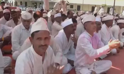 इंदौर सेंट्रल जेल के अधिकारियों ने कैदियों के साथ Holi मनाई