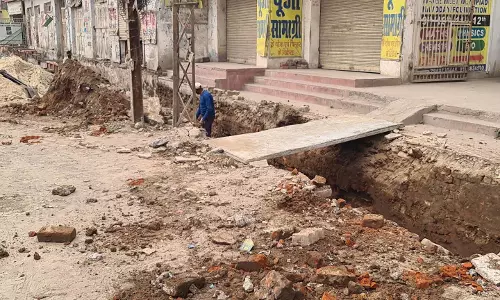 नेहरू चौक–दर्रीघाट सड़क निर्माण में पानी लीकेज, 32 करोड़ के प्रोजेक्ट पर काम जारी
