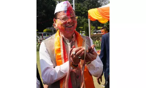 CM पुष्कर सिंह धामी ने देहरादून में सरकारी आवास पर जनता के साथ होली मनाई