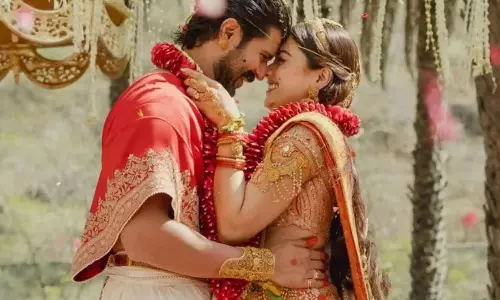 Vijay Deverakonda और रश्मिका मंदाना का ग्रैंड रिसेप्शन ताज कृष्णा में Vijay Deverakonda और रश्मिका मंदाना का ग्रैंड रिसेप्शन ताज कृष्णा में