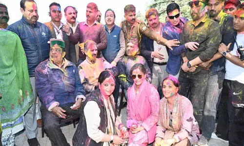 मुख्यमंत्री सुखविंदर सिंह सुक्खू ने अपने ओक ओवर आवास पर जनता के साथ Holi मनाई मुख्यमंत्री सुखविंदर सिंह सुक्खू ने अपने ओक ओवर आवास पर जनता के साथ Holi मनाई