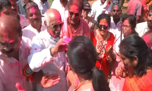 पूर्व राज्यपाल बंडारू दत्तात्रेय ने Hyderabad के इंदिरा पार्क में होली समारोह में भाग लिया