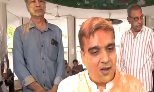 गुजरात के डिप्टी सीएम हर्ष सांघवी ने सूरत के ओल्ड-एज होम में Holi मनाई