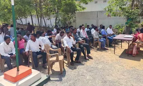 Brahmanapalle के ग्रामीणों ने सेल टावर निर्माण के खिलाफ विरोध प्रदर्शन किया