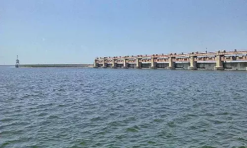 Nizamsagar से यासंगी फसलों के लिए पानी छोड़ा Nizamsagar से यासंगी फसलों के लिए पानी छोड़ा