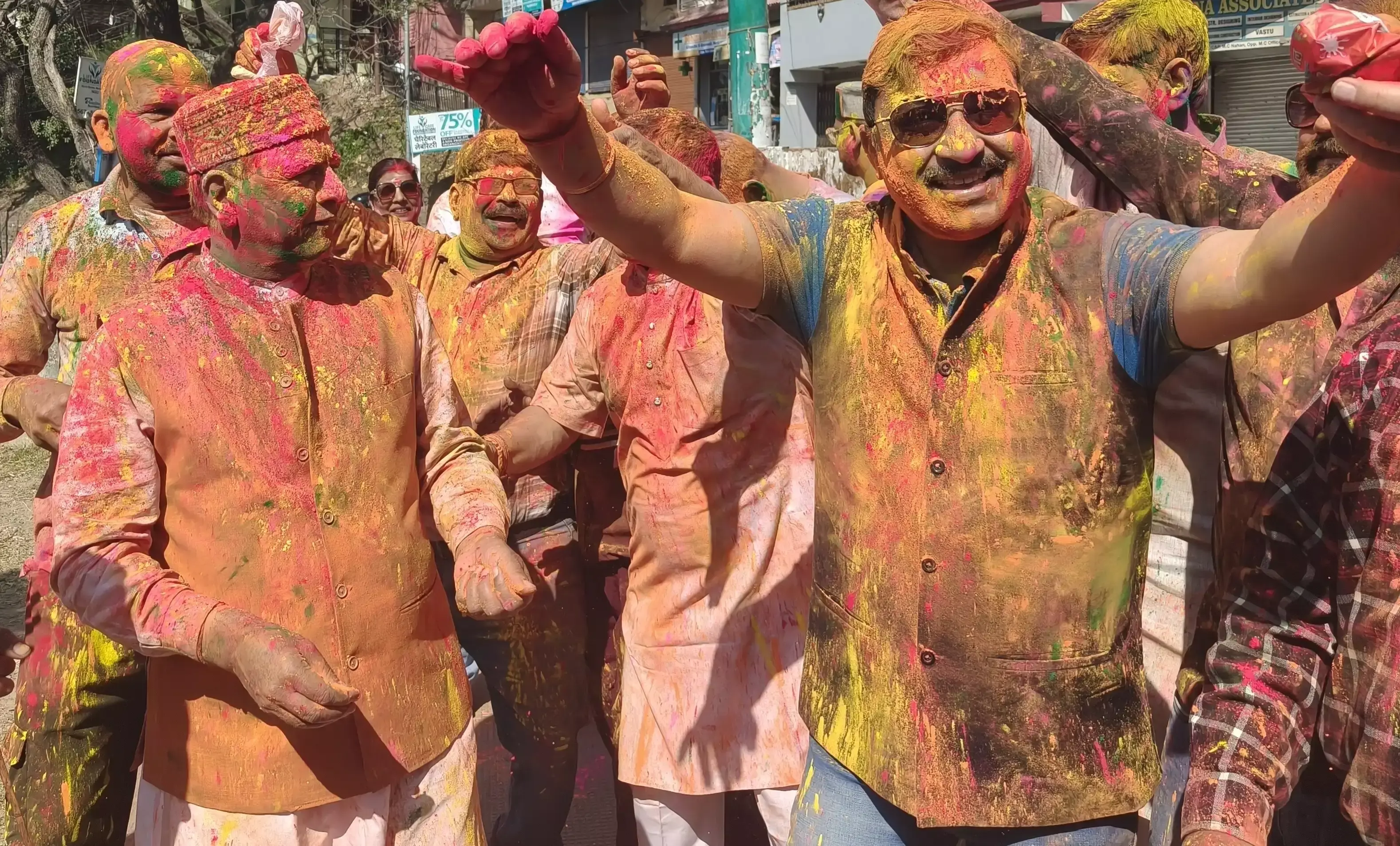 Nahan: नाहन में होली पर दिखा राजनीतिक एकजुटता का संदेश Nahan: नाहन में होली पर दिखा राजनीतिक एकजुटता का संदेश