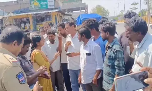 नागर कुरनूल जिले में urea के लिए किसान सड़क पर उतरे नागर कुरनूल जिले में urea के लिए किसान सड़क पर उतरे