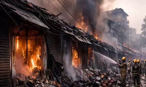 मध्यमग्राम में लगी भीषण आग में एक व्यक्ति की मौत, कई घायल मध्यमग्राम में लगी भीषण आग में एक व्यक्ति की मौत, कई घायल