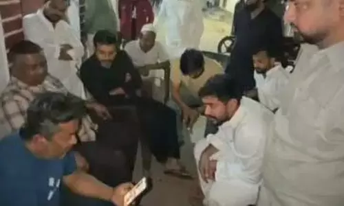 इलाके में घटना ने सनसनी फैलायी, प्रतिनिधिमंडल ने परिवार से मुलाकात की इलाके में घटना ने सनसनी फैलायी, प्रतिनिधिमंडल ने परिवार से मुलाकात की