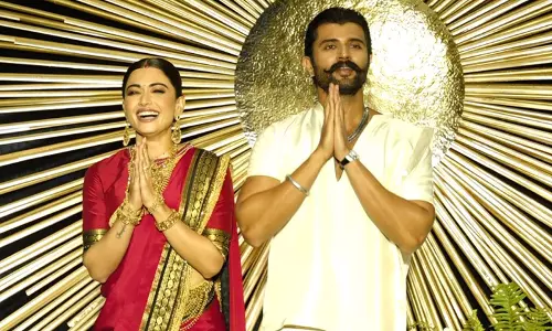 Hyderabad रिसेप्शन: रश्मिका ने दिखाया शाही अंदाज Hyderabad रिसेप्शन: रश्मिका ने दिखाया शाही अंदाज