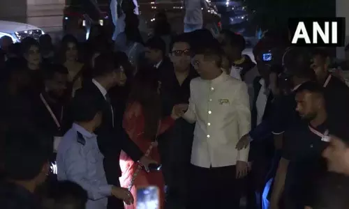 Karan Johar और कृति सैनन ने रश्मिका-मंदाना और विजय देवरकोंडा की शादी रिसेप्शन में हिस्सा लिया