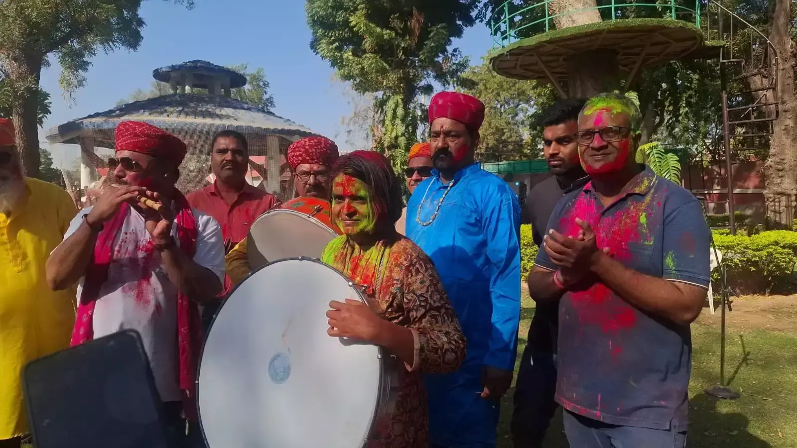 Bikaner: लोकगीतों की धुन पर झूमे लोग, चंग से सजी होली