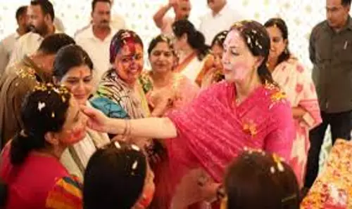Jaipur: दीया कुमारी ने कार्यकर्ताओं के साथ मनाया रंगोत्सव Jaipur: दीया कुमारी ने कार्यकर्ताओं के साथ मनाया रंगोत्सव