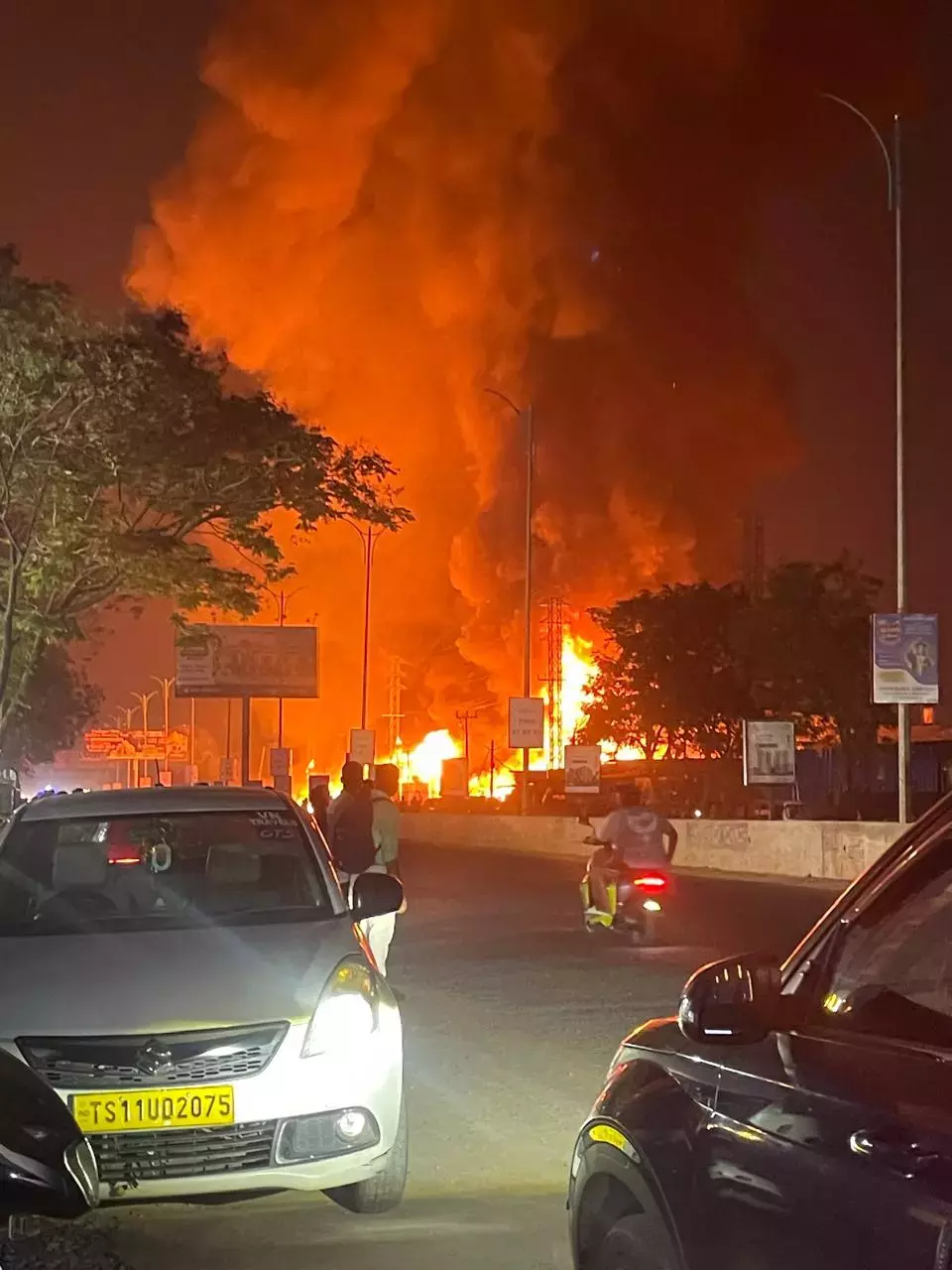 Telangana : बाचुपल्ली में आग, 12 दुकानें जलकर खाक Telangana : बाचुपल्ली में आग, 12 दुकानें जलकर खाक