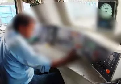 लोको पायलट की पाइल्स सर्जरी हुई, बेरहम अफसर ने छुट्टी बढ़ाने से किया इनकार लोको पायलट की पाइल्स सर्जरी हुई, बेरहम अफसर ने छुट्टी बढ़ाने से किया इनकार