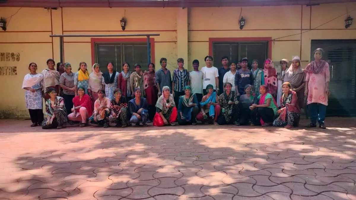 सरेंडर नक्सलियों ने खेली होली सरेंडर नक्सलियों ने खेली होली