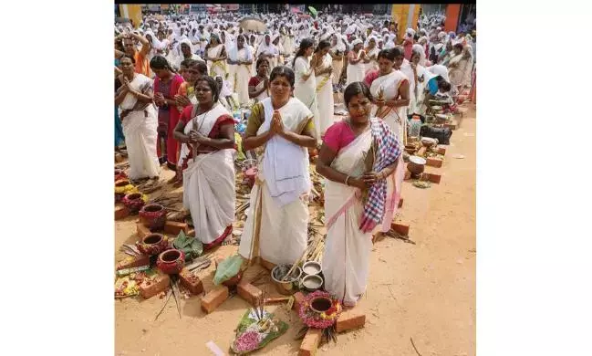 Kerala की राजधानी में अट्टुकल पोंगाला उत्सव में हजारों महिलाओं ने हिस्सा लिया Kerala की राजधानी में अट्टुकल पोंगाला उत्सव में हजारों महिलाओं ने हिस्सा लिया