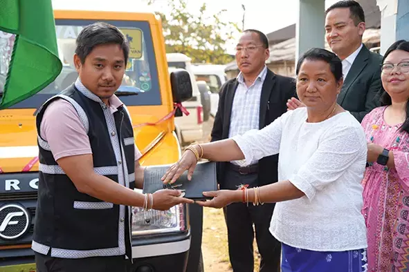 Arunachal: विधायक ने स्कूल को वैन दान की Arunachal: विधायक ने स्कूल को वैन दान की