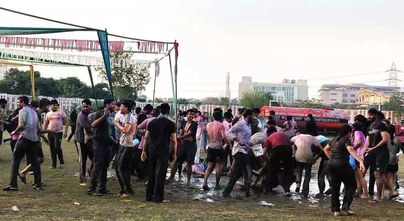 Sonepat नेशनल लॉ यूनिवर्सिटी के स्टाफ और स्टूडेंट्स ने होली मनाई Sonepat नेशनल लॉ यूनिवर्सिटी के स्टाफ और स्टूडेंट्स ने होली मनाई