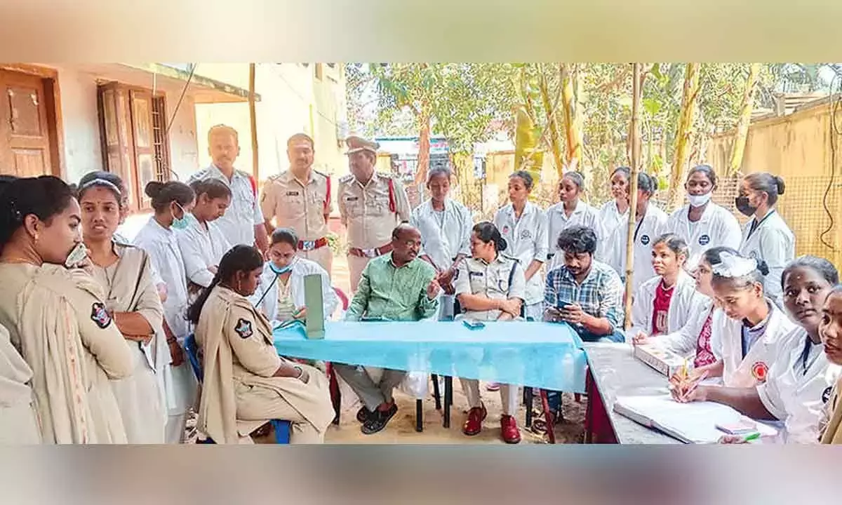 Andhra: अंतर्राष्ट्रीय महिला दिवस से पहले पुलिस ने महिलाओं को सम्मानित किया Andhra: अंतर्राष्ट्रीय महिला दिवस से पहले पुलिस ने महिलाओं को सम्मानित किया