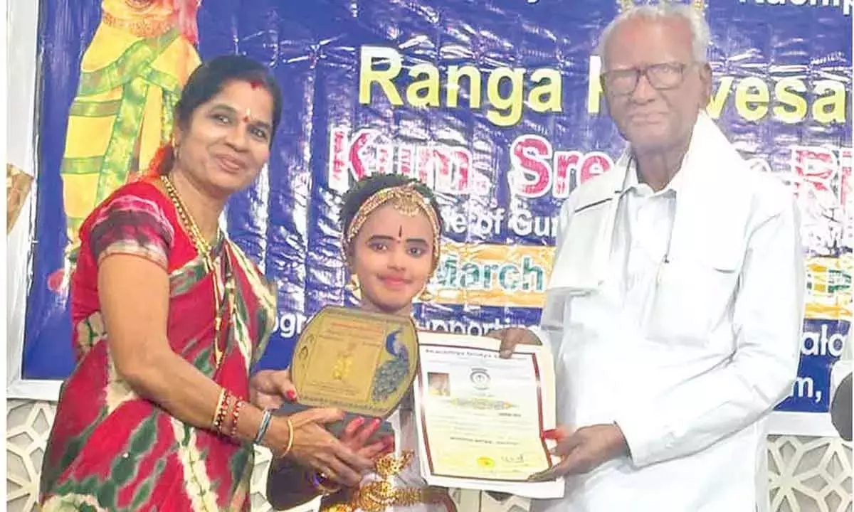Andhra: युवा डांसर ने कुचिपुड़ी रंगप्रवेशम से प्रभावित किया Andhra: युवा डांसर ने कुचिपुड़ी रंगप्रवेशम से प्रभावित किया