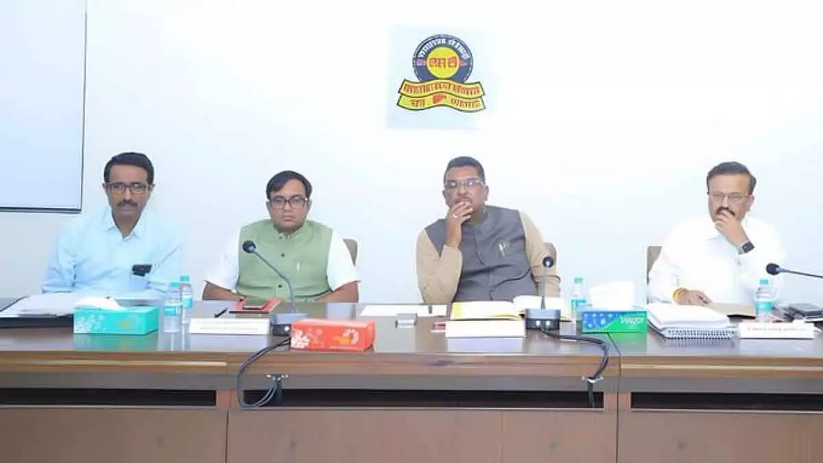 ट्रांसपोर्ट मिनिस्टर ने कहा, MSRTC की लालपरी बसें 5 साल में ऐड से ₹250 करोड़ से ज़्यादा कमाएंगी ट्रांसपोर्ट मिनिस्टर ने कहा, MSRTC की लालपरी बसें 5 साल में ऐड से ₹250 करोड़ से ज़्यादा कमाएंगी