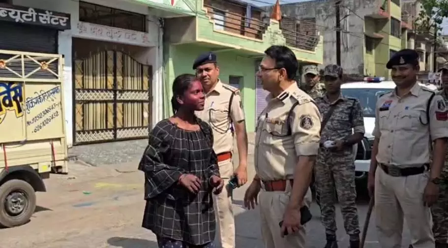 होली पर एसएसपी साहब ऑन फील्ड, सुरक्षा व्यवस्था का लिया जायजा, जवानों को मुस्तैदी के निर्देश होली पर एसएसपी साहब ऑन फील्ड, सुरक्षा व्यवस्था का लिया जायजा, जवानों को मुस्तैदी के निर्देश