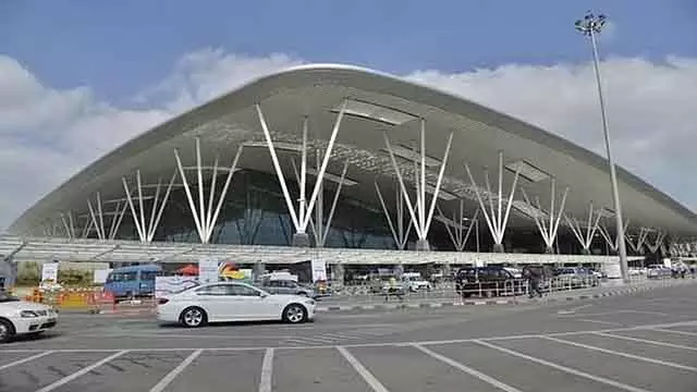एयरलाइन बंद होने का असर: दुबई जाने वाली एमिरेट्स की फ्लाइट KIA वापस लौटी एयरलाइन बंद होने का असर: दुबई जाने वाली एमिरेट्स की फ्लाइट KIA वापस लौटी