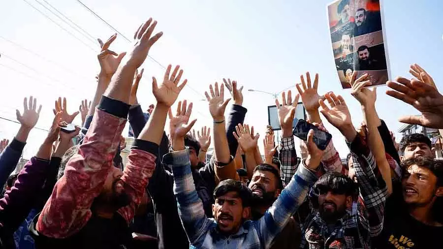 खामेनेई की हत्या के खिलाफ विरोध प्रदर्शन: Kashmir में पाबंदियां जारी खामेनेई की हत्या के खिलाफ विरोध प्रदर्शन: Kashmir में पाबंदियां जारी