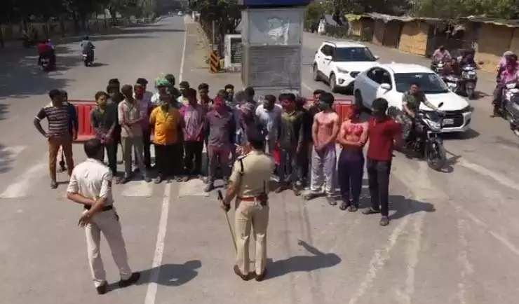 होली पर सख्ती : बाइकर्स गैंग, तीन सवारी और मुखौटा गैंग वालों को चेतावनी दी जा रही होली पर सख्ती : बाइकर्स गैंग, तीन सवारी और मुखौटा गैंग वालों को चेतावनी दी जा रही