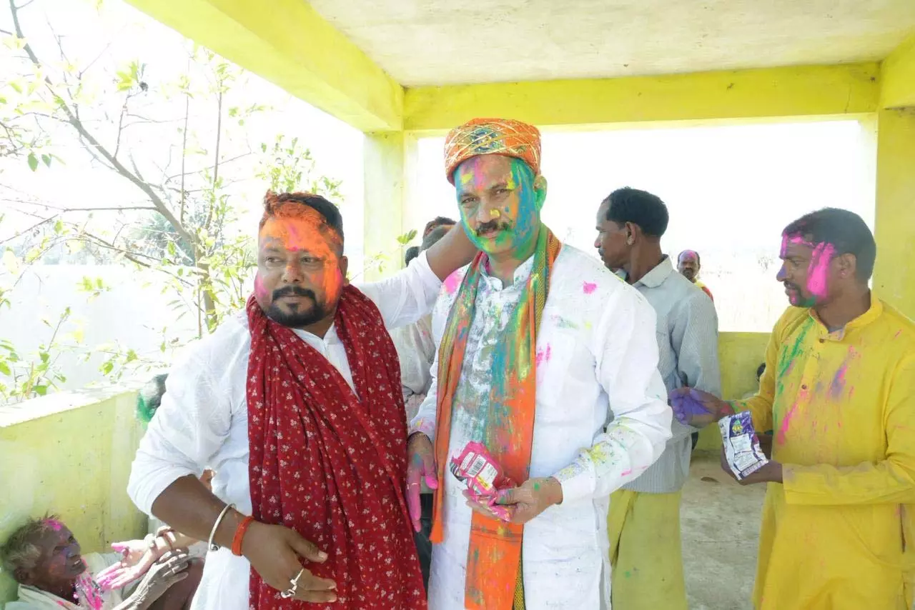स्वास्थ्य मंत्री श्याम बिहारी जायसवाल ने अपने गांव में होली खेली स्वास्थ्य मंत्री श्याम बिहारी जायसवाल ने अपने गांव में होली खेली