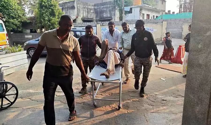Karnataka : एक जंगली हाथी ने एक बूढ़े किसान को अपनी सूंड से उठाकर फेंक दिया Karnataka : एक जंगली हाथी ने एक बूढ़े किसान को अपनी सूंड से उठाकर फेंक दिया