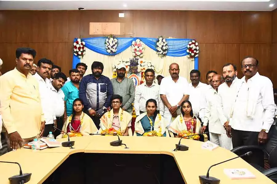 योगनारायण समाज के लिए एक प्रकाश स्तंभ है: District Collector योगनारायण समाज के लिए एक प्रकाश स्तंभ है: District Collector