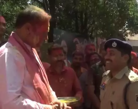 पुलिस जवानों के साथ CM विष्णुदेव साय ने मनाई होली पुलिस जवानों के साथ CM विष्णुदेव साय ने मनाई होली