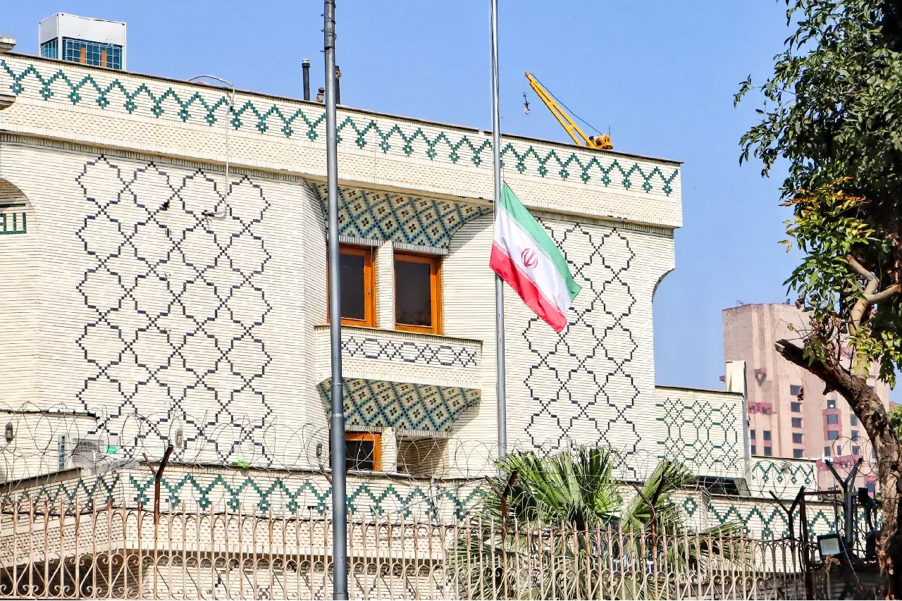 Iran दूतावास ने अयातुल्ला खामेनेई के लिए शोक पुस्तिका खोली Iran दूतावास ने अयातुल्ला खामेनेई के लिए शोक पुस्तिका खोली