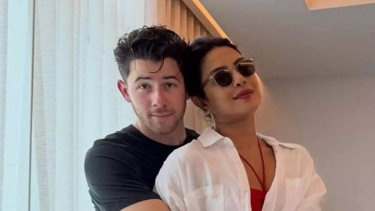 Priyanka Chopra ने ढोल पर निक जोनास को याद किया, माँ के ग्रैंड रोका की तैयारी Priyanka Chopra ने ढोल पर निक जोनास को याद किया, माँ के ग्रैंड रोका की तैयारी