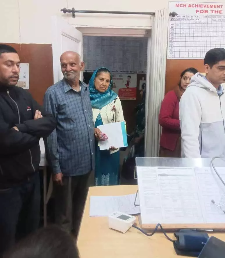 Palampur के पास कम्युनिटी हेल्थ सेंटर चलाने वाले एक फार्मासिस्ट और एक नर्स Palampur के पास कम्युनिटी हेल्थ सेंटर चलाने वाले एक फार्मासिस्ट और एक नर्स