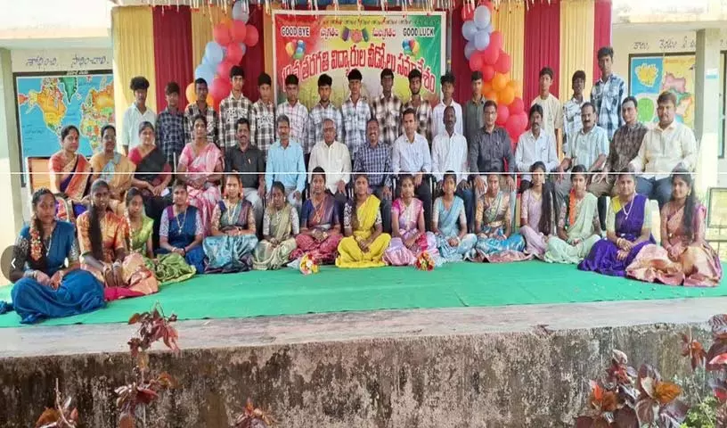 Kakarla School में कक्षा 10वीं के छात्रों को शानदार विदाई दी गई Kakarla School में कक्षा 10वीं के छात्रों को शानदार विदाई दी गई