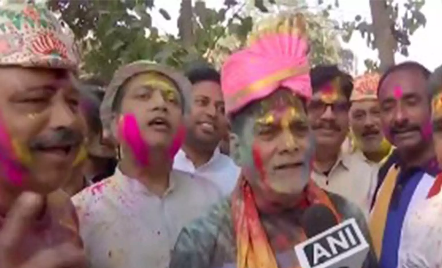 Bihar के मंत्री रामकृपाल यादव ने पटना के गांधी मैदान में होली मनाई, प्यार का संदेश दिया Bihar के मंत्री रामकृपाल यादव ने पटना के गांधी मैदान में होली मनाई, प्यार का संदेश दिया