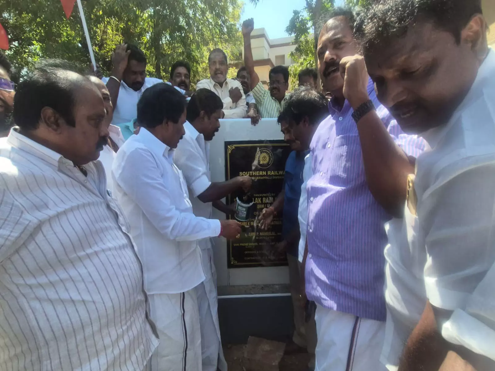 DMK कार्यकर्ताओं ने हिंदी थोपने के विवाद के बीच तिरुचिरापल्ली रेलवे ऑफिस पर हिंदी साइनेज पर कालिख पोत दी DMK कार्यकर्ताओं ने हिंदी थोपने के विवाद के बीच तिरुचिरापल्ली रेलवे ऑफिस पर हिंदी साइनेज पर कालिख पोत दी