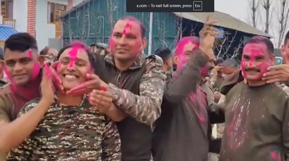जम्मू-कश्मीर: पुलवामा के त्राल में CRPF जवानों ने मनाई होली जम्मू-कश्मीर: पुलवामा के त्राल में CRPF जवानों ने मनाई होली